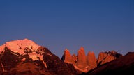 Die bizarren Bergspitzen von Torres del Paine im Licht der untergehenden Sonne