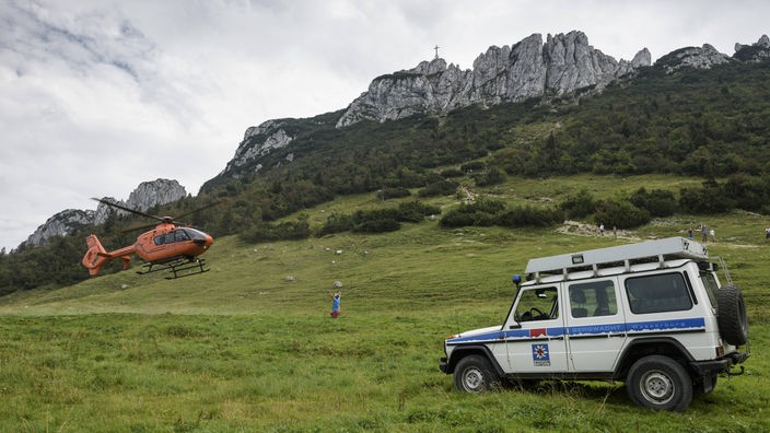 Hubschrauber und Geländewagen der Bergwacht