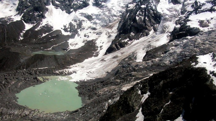 Gletschersee umgeben von Eis und Felsen