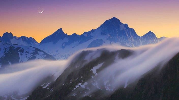 Abendliches Panorama mit Blick auf das Finsteraarhorn | Bildquelle: Imago/blickwinkel Abendliches Panorama mit Blick auf das Finsteraarhorn