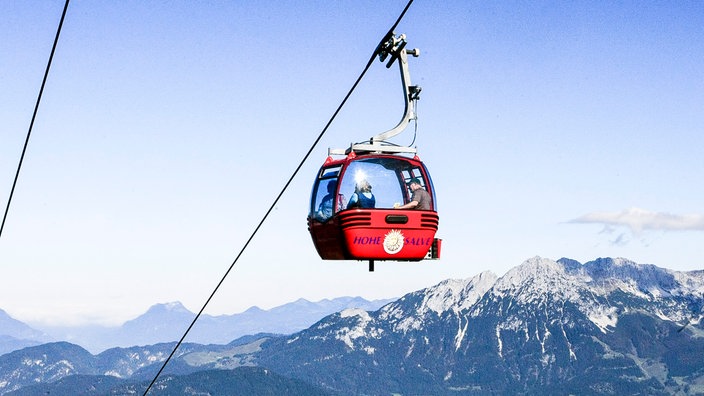 Eine Gondel auf dem Weg zur Zugspitze. | Bildquelle: dpa/Roland Mühlanger Eine Gondel auf dem Weg zur Zugspitze.