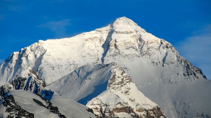 Ein schneebedeckter Berggipfel | Bildquelle: mauritius Ein schneebedeckter Berggipfel