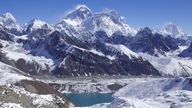 Blick über einen See auf den verschneiten Mount Everest