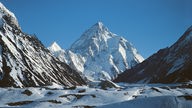 Blick auf den verschneiten K2
