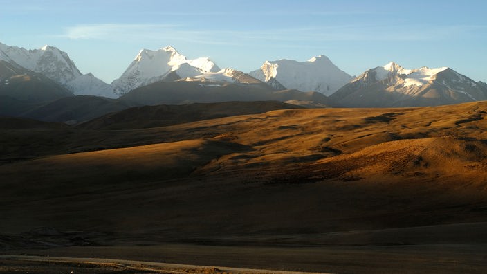 Blick über Vorgebirge auf die verschneite Bergkette des Himalaja
