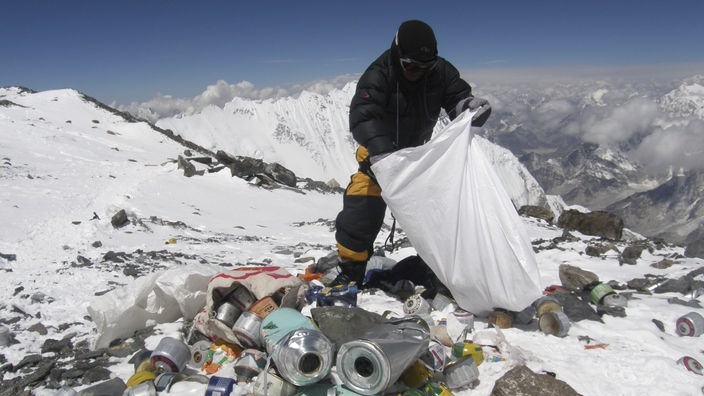 Ein Sherpa sammelt Müll am Monut Everest ein