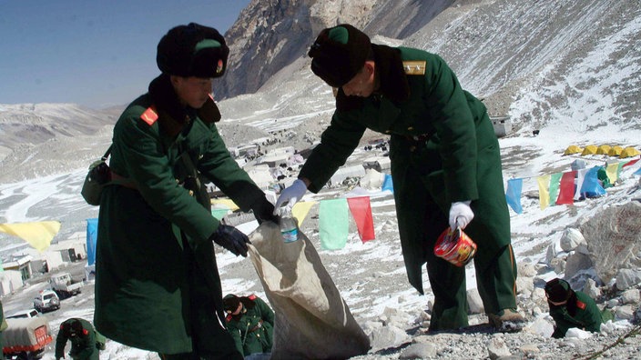 Polizisten säubern den Mount Everest vom Zivilisationsmüll | Bildquelle: imago stock&people Polizisten säubern den Mount Everest vom Zivilisationsmüll