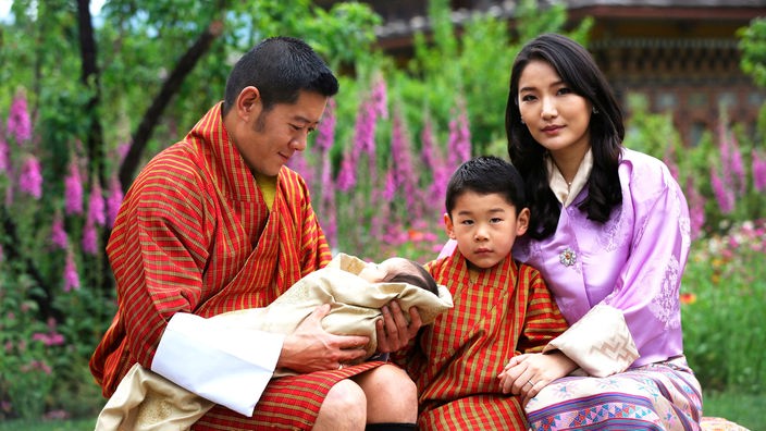 Die königliche Familie von Bhutan: Jigme Khesar mit seiner Frau Jetsun Pema und ihren zwei Söhnen