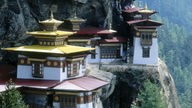 Buddhistisches Kloster an einer Felswand.