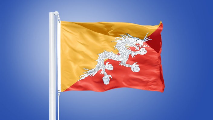 Flagge von Bhtuan vor einem blauen Himmel