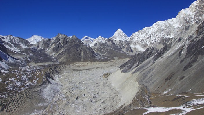 Blick vom Vorgipfel des Chhukhung Ri auf Pumori und Nutpse-Gletscher