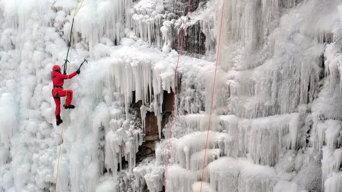 Ein Bergsteiger im Eis
