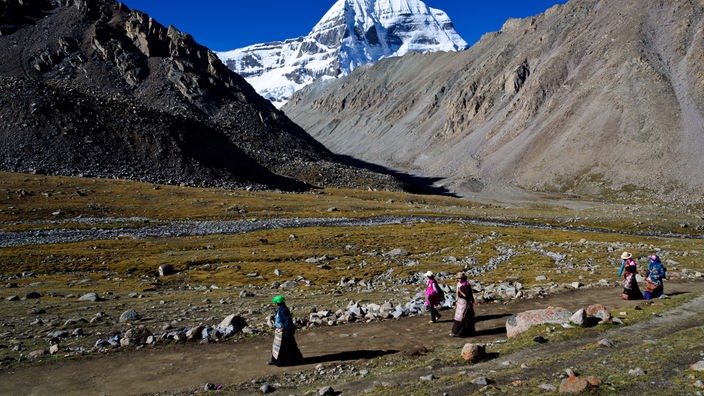 Tibeter vor Bergkulisse