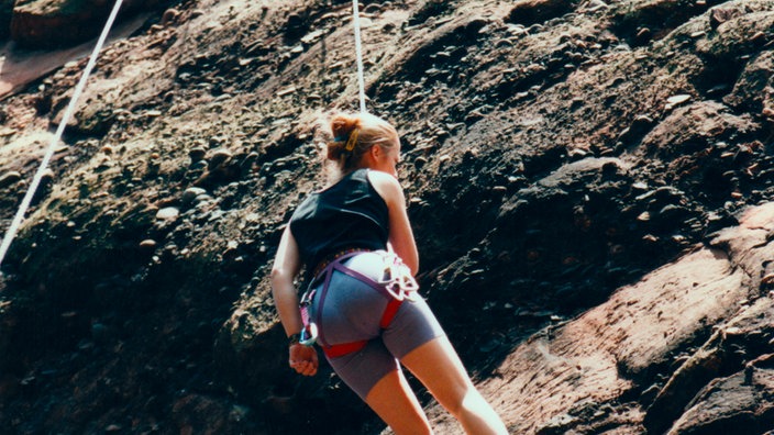 Eine Frau seilt sich am Berg ab. | Bildquelle: wdr Eine Frau seilt sich am Berg ab.