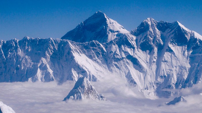 Aussicht aus einem über Nepal fliegenden Flugzeug auf den Mount Everest