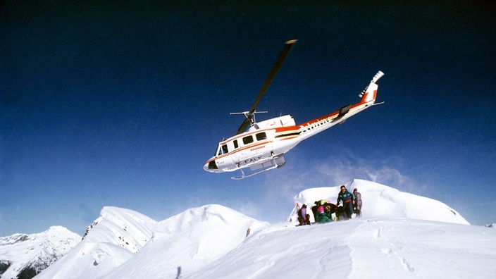 Ein Hubschrauber hat Skifahrer auf einen schneebedeckten Gipfel im Gebiet Bobbie Burns in den Rocky Mountains in Kanada transportiert.