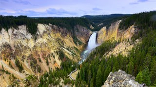Schlucht mit Wasserfall im Yellowstone-Nationalpark