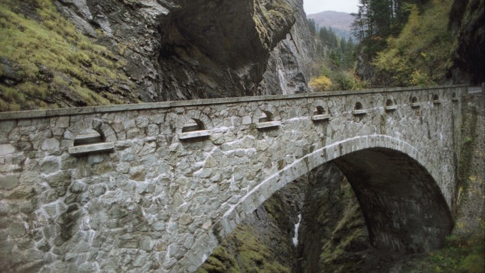 Steinbrücke über der Via-Mala-Schlucht