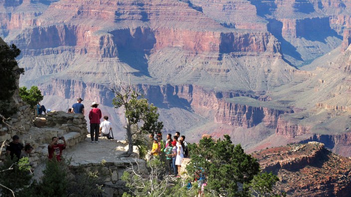 Besucher auf einer natürlichen Plattform am Grand Canyon