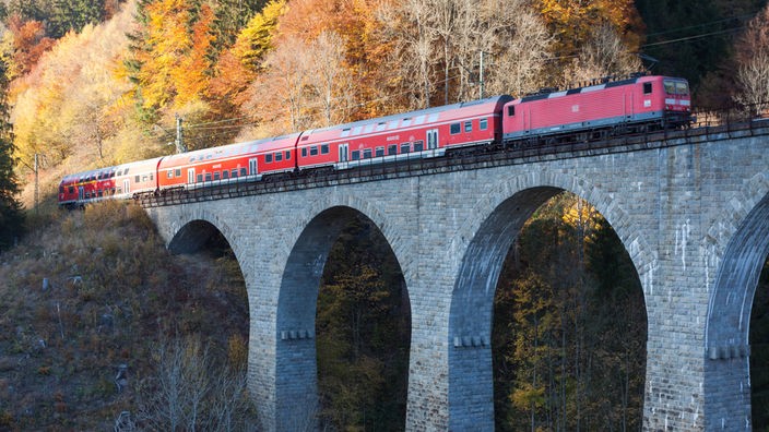Eisenbahn auf Viadukt