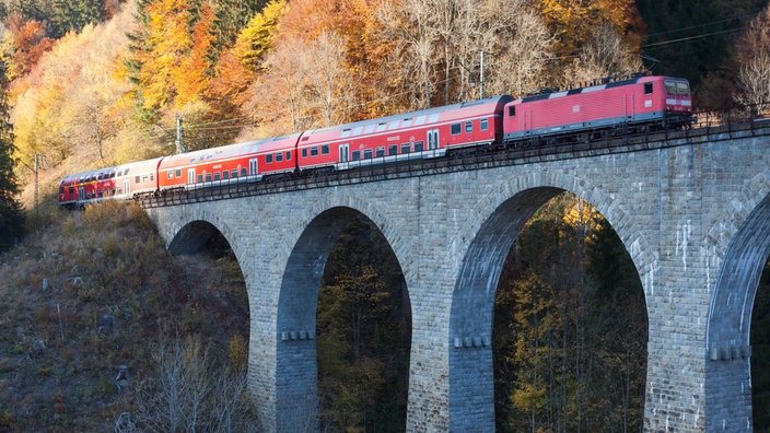 Eisenbahn auf Viadukt | Bildquelle: Imago Eisenbahn auf Viadukt