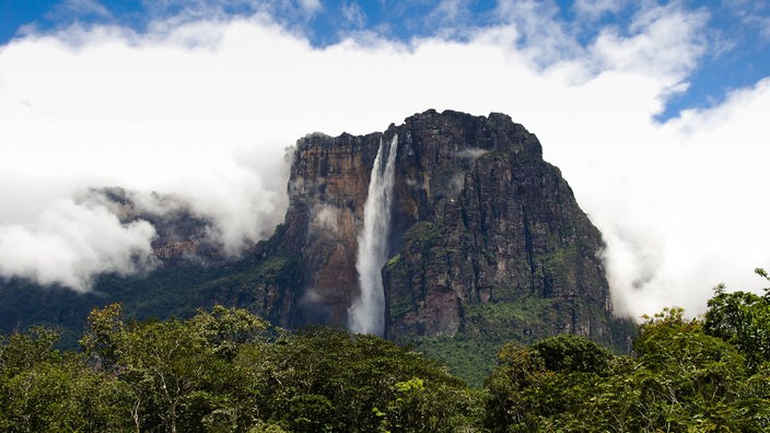 Steile Felswand mit dem Wasserfall Salto Angel