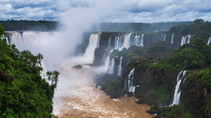 Blick auf die von Sprühnebel teilweise leicht verdeckten Iguazu-Wasserfälle