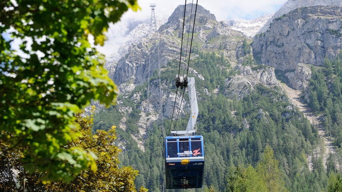 Seilbahn vor Bergpanorama | Bildquelle: dpa/Frank Hoermann Seilbahn vor Bergpanorama