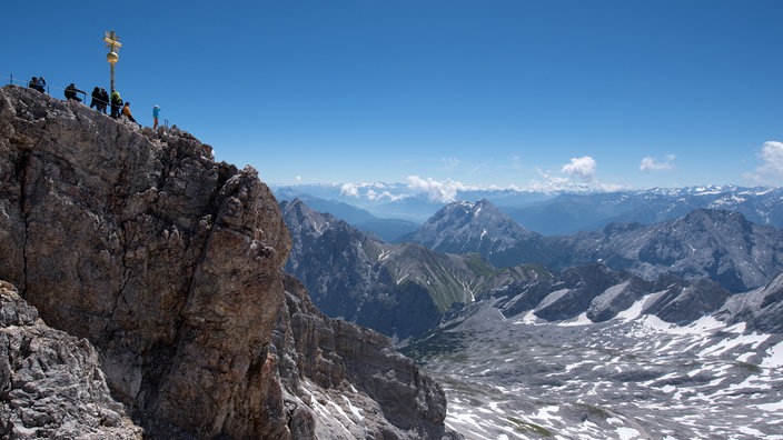 Menschen auf dem Gipfel der Zugspitze