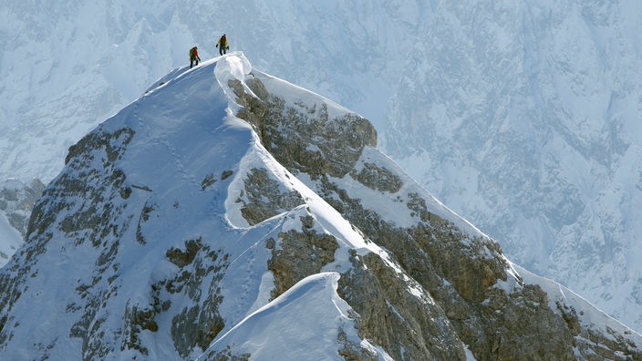 Zwei Bergsteiger auf einem Grat