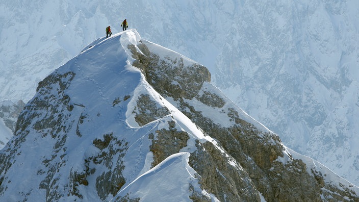 Zwei Bergsteiger auf einem Grat | Bildquelle: Reuters/Michaela Rehle Zwei Bergsteiger auf einem Grat