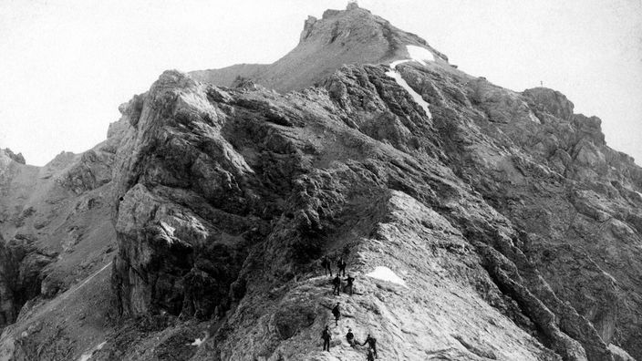 Eine Gruppe Bergsteiger am Zugspitzgrat, um 1890