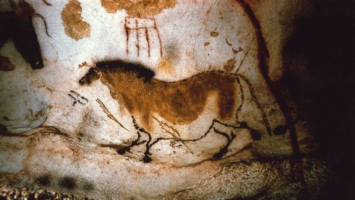 Die Höhlenzeichnung zeigt ein braunes Pferd und fliegende Pfeile