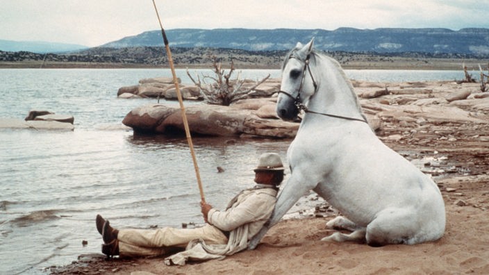 Szene aus dem Film "Lucky Luke" mit Terence Hill und einem weißen Pferd
