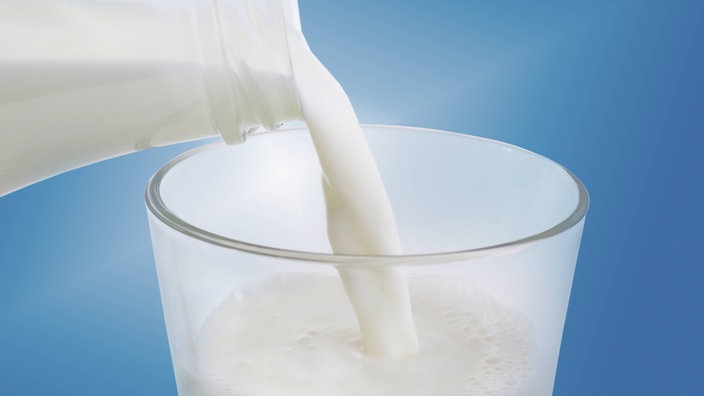 Frische Milch wird in ein Glas gegossen. | Bildquelle: WDR/imago stock&people Frische Milch wird in ein Glas gegossen.