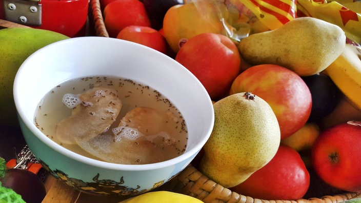 Eine selbstgemachte Fruchtfliegenfalle neben einem Obstteller | Bildquelle: imago/blickwinkel Eine selbstgemachte Fruchtfliegenfalle neben einem Obstteller