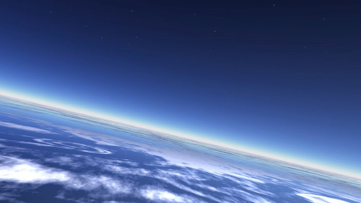 Erdatmosphäre mit Nachthimmel aus dem All gesehen.