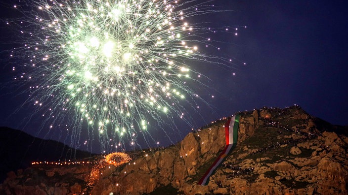 Feuerwerk über Gebirgskulisse im Irak | Bildquelle: AFP/Safin Hamed Feuerwerk über Gebirgskulisse im Irak