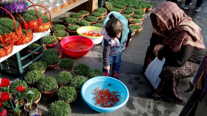 Mädchen und Frau auf Markt im Iran