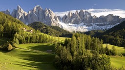 Blick über das Villnoesstal mit den Geislerspitzen im Hintergrund