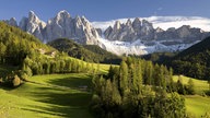 Blick über das Villnoesstal mit den Geislerspitzen im Hintergrund