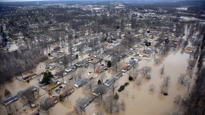 Luftaufnahme: Eine Stadt ist überflutet