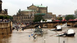 Hochwasser vor der Semperoper in Dresden