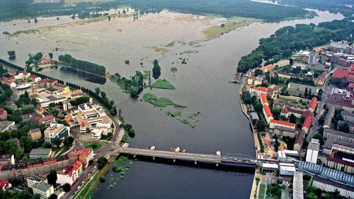 Luftaufnahme von überfluteten Stadtteilen und Grünzügen in Frankfurt an der Oder.