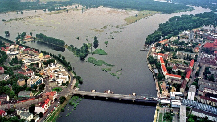 Luftaufnahme von überfluteten Stadtteilen und Grünzügen in Frankfurt an der Oder. | Bildquelle: dpa/Patrick Pleul Luftaufnahme von überfluteten Stadtteilen und Grünzügen in Frankfurt an der Oder.
