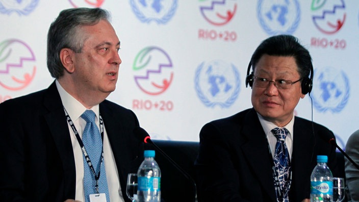 Zwei Politiker sitzen an einem Tisch bei der UN-Konferenz in Rio 2012. | Bildquelle: Picture alliance / dpa / Antonio Lacerda Zwei Politiker sitzen an einem Tisch bei der UN-Konferenz in Rio 2012.
