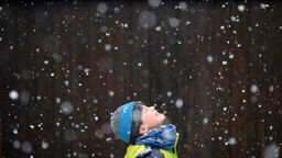 Junge im Schneetreiben