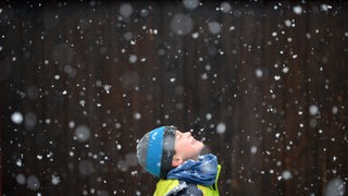 Junge im Schneetreiben