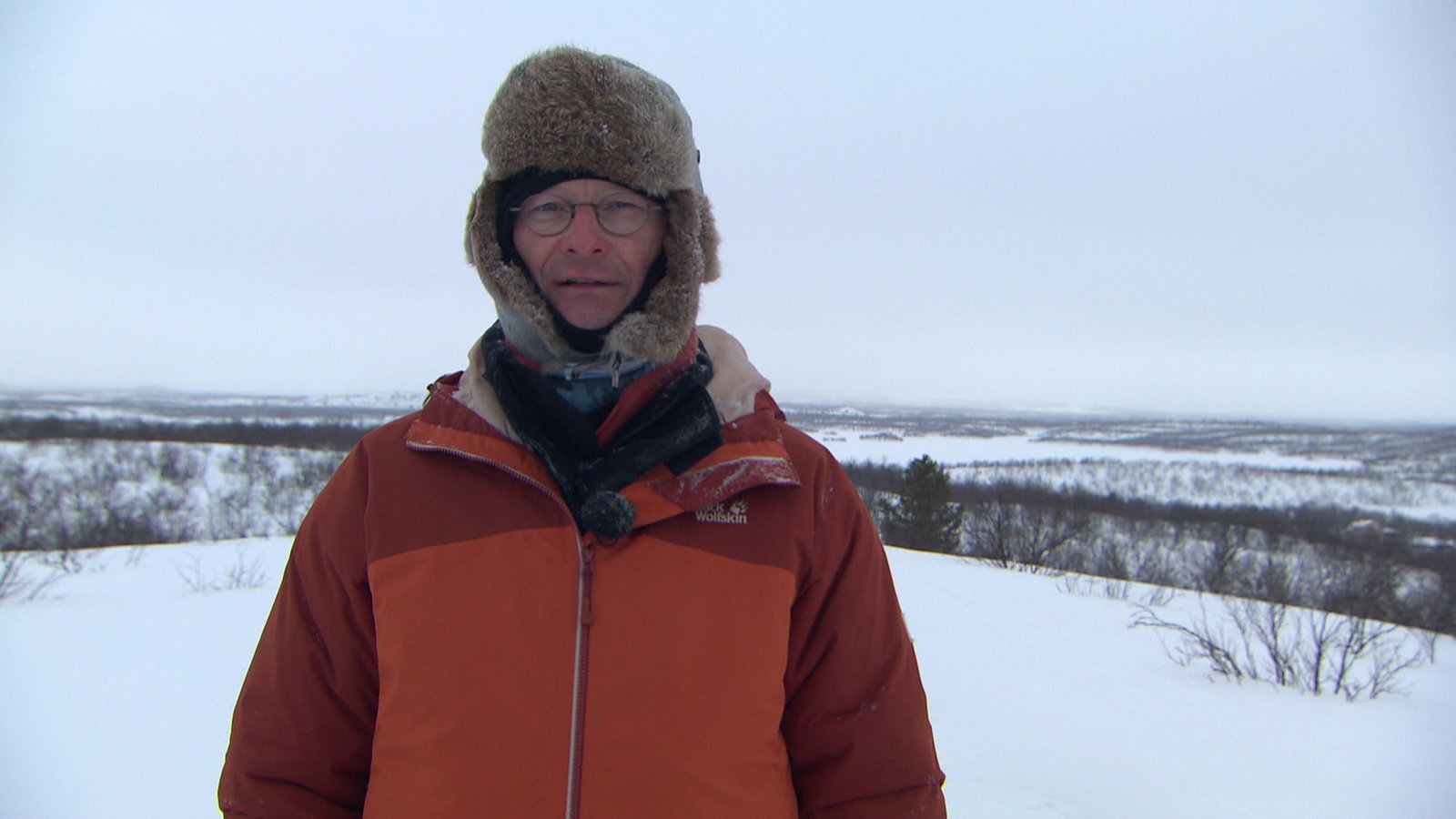 Sven Plöger mit Fellmütze in winterlicher Landschaft.