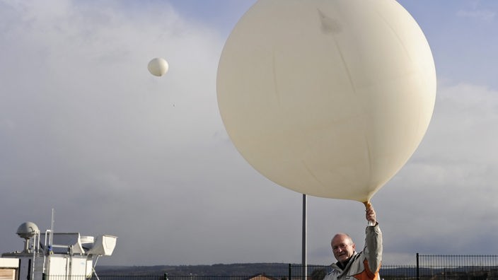 Wettertechniker startet Messballon mit Radiosonde